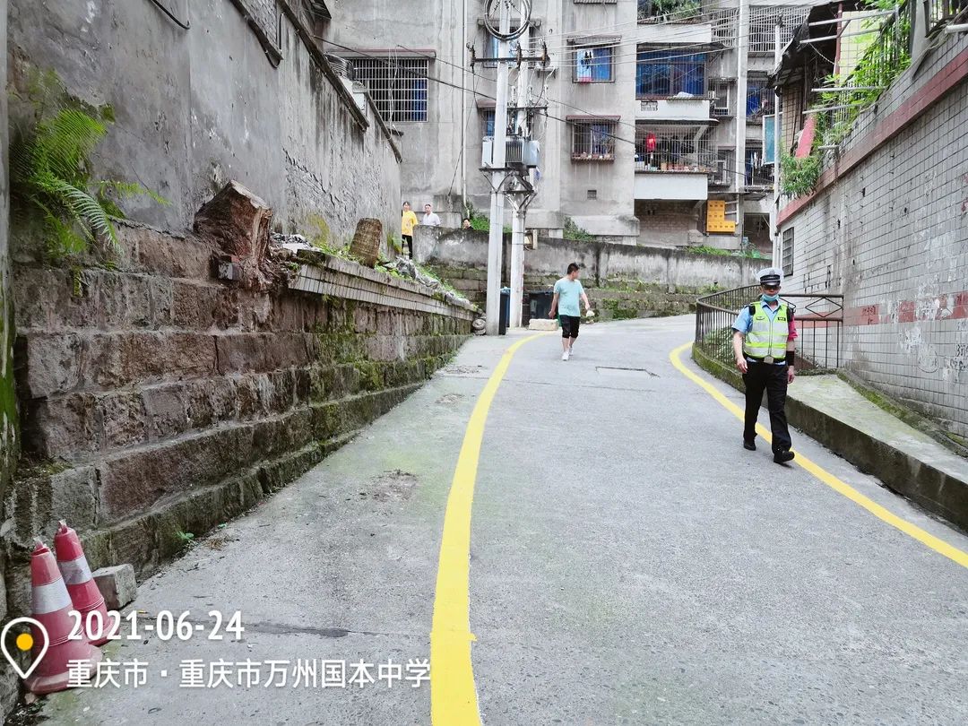 太过分!全部拆除!万州这所学校旁边发生的