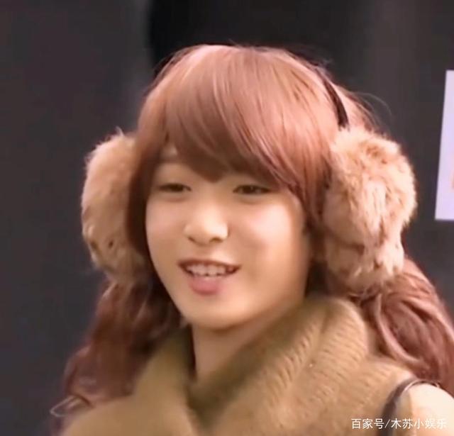 丁程鑫小时候的女装就更加随便了,就多了两个小辫子,还是很容易看出来