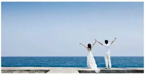 即使默默不语,也是一种默契; 纵然两两相望,也是一种惺惺相惜.