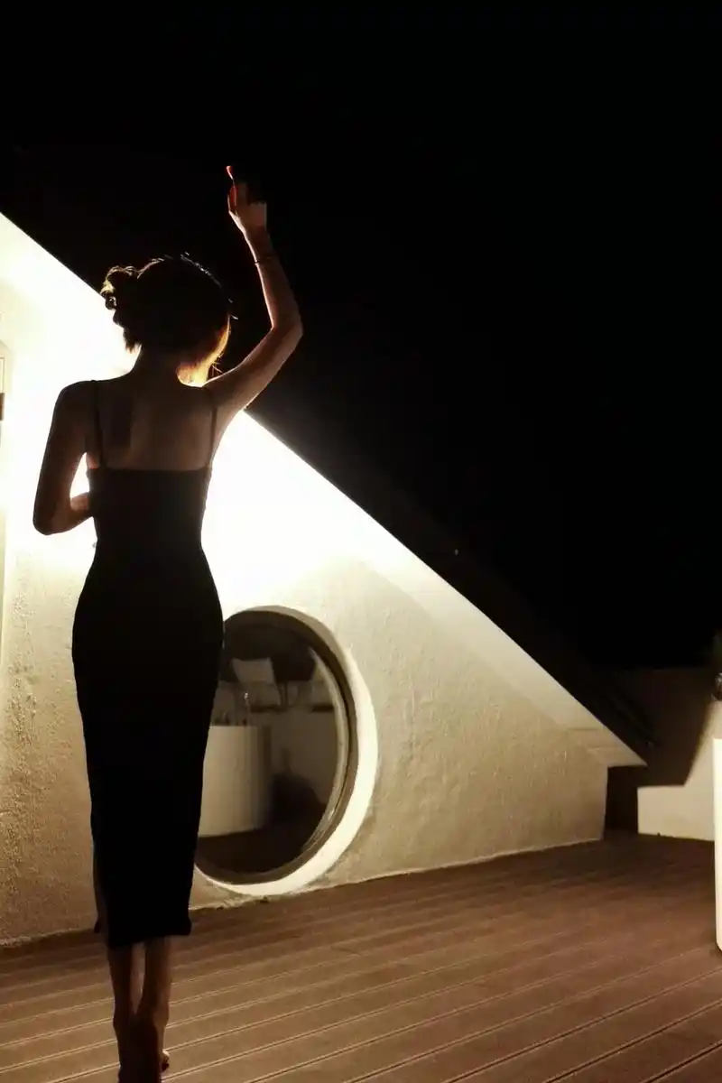 一个人最好的状态就是孤独 自在 安静 清醒#自渡自愈 #背影 - 抖音