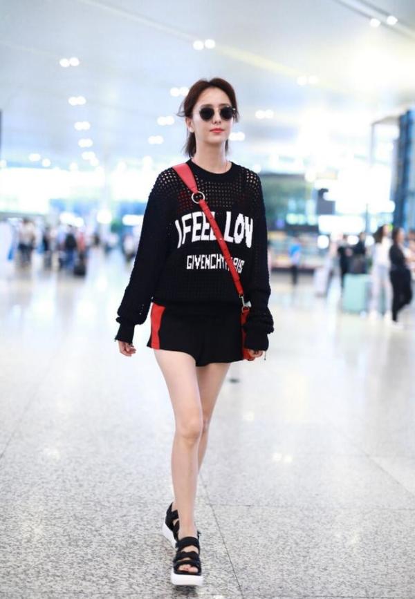 佟丽娅也太可爱了,穿短裤扎半丸子头,活泼俏皮不像结了婚的人