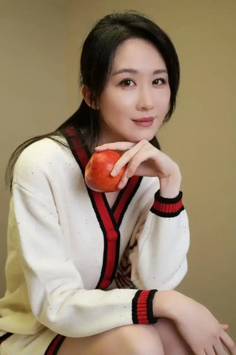 艺人@张雯 身穿cocoon·23冬季·高街系列  精致龙图 - 抖音