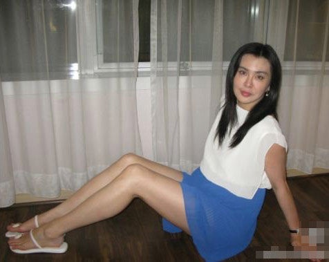 王祖贤大尺度性感照曝光 穿超短裙露白皙大腿