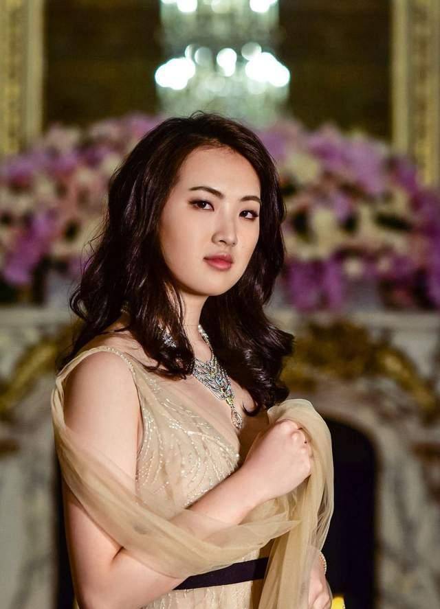 "华为小公主"姚安娜出道!宣传照与生活照差距大,裹皮裙气质好时尚