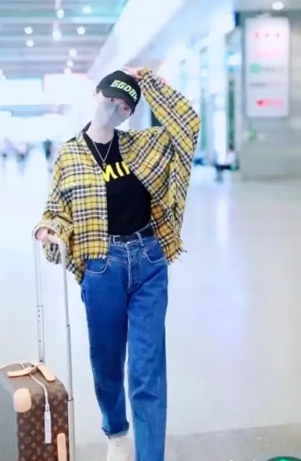 原创景甜穿格子衬衫搭牛仔裤现身机场穿搭时尚靓丽又显酷美感