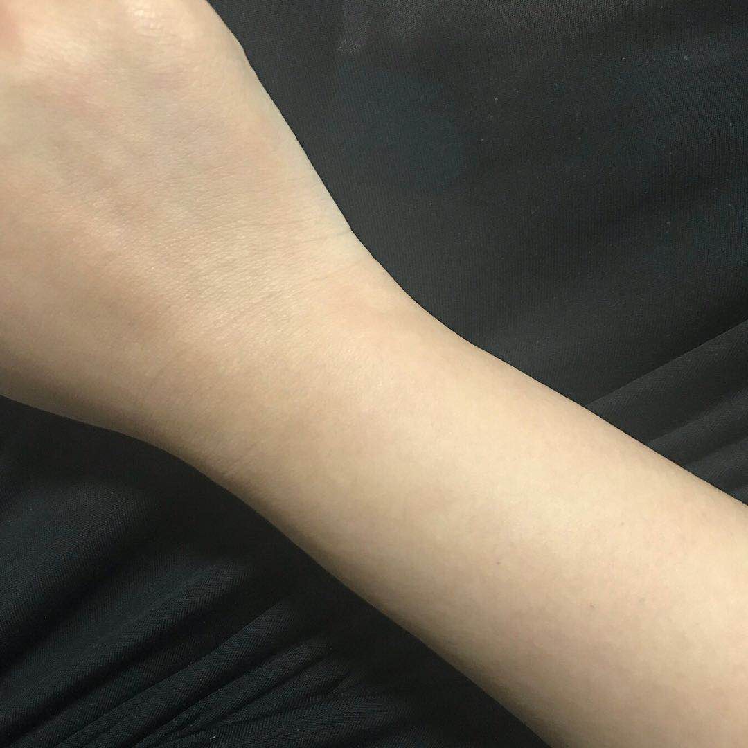 的美白身体乳推荐在黑色裙子自然光拍出来是这样的,真实效果接近这个