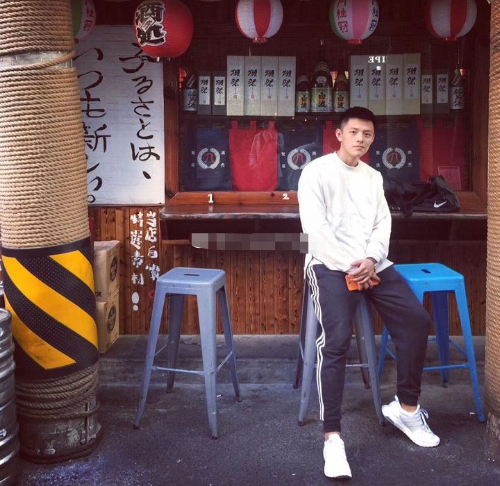 男生发自拍女生用直男癌口吻点评看完神清气爽啊