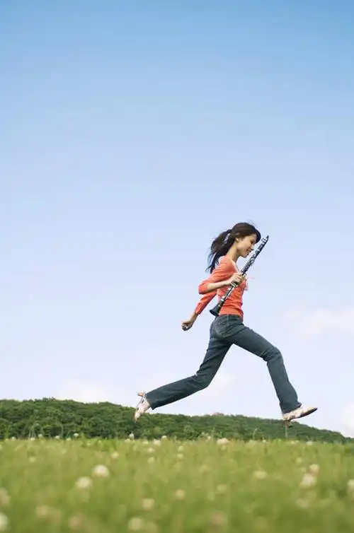 东方人,一个人,跑,竖图,室外,白天,仰视,运动,草地,草坪,植物,亚洲,仅