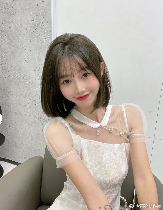 搭配一个超短发超显白发色.冷茶棕色,比较特别的颜色超显白哦.