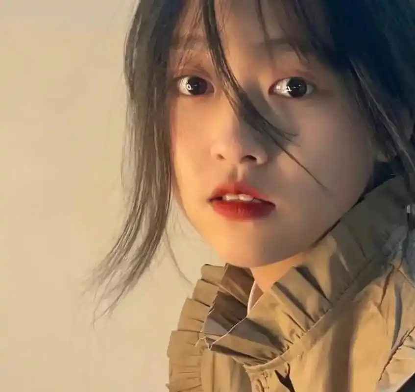 可她站在那就已经是你的女主角了   #头像#00后  - 抖音