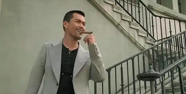 宝强抽烟,渣良跳舞,袁泉回眸,那些无法超越的镜头,哪个最经典