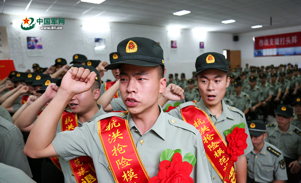 退伍老兵进行宣誓.陆友朋摄