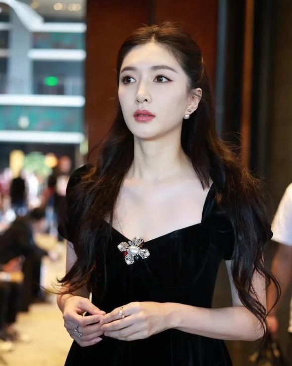 江疏影最新活动图,丝绒黑裙清纯好看,冷白肌肤,御姐脸惊艳_黑色_风格