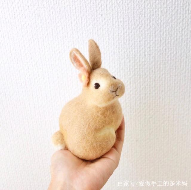 哈哈,没关系我们可以先从最简单的学起,多在网上搜一些羊毛毡手工的