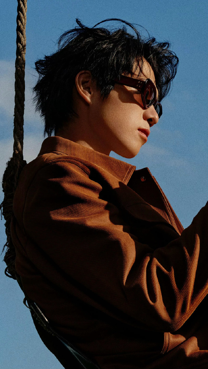 魏大勋男人风尚九月刊封面##魏大勋秋千pose大片