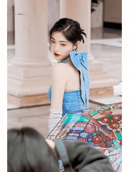 许佳琪蝴蝶结连体装大片