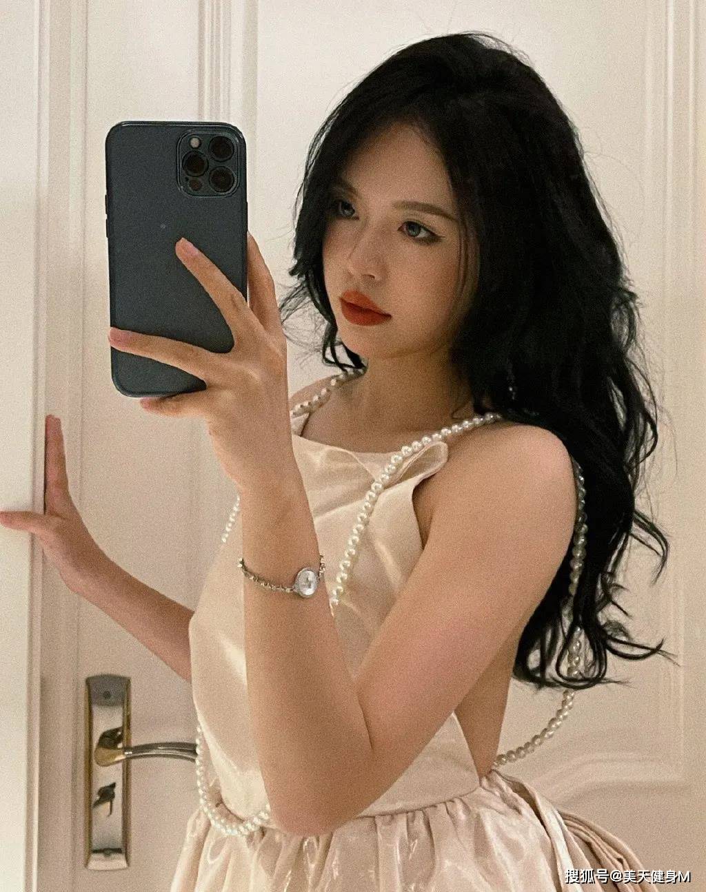 原创24岁国产颜值女主播经典旗袍照亮相佛系健身身材好