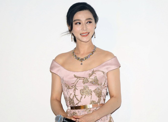 范冰冰一字肩淡粉长裙活动图片