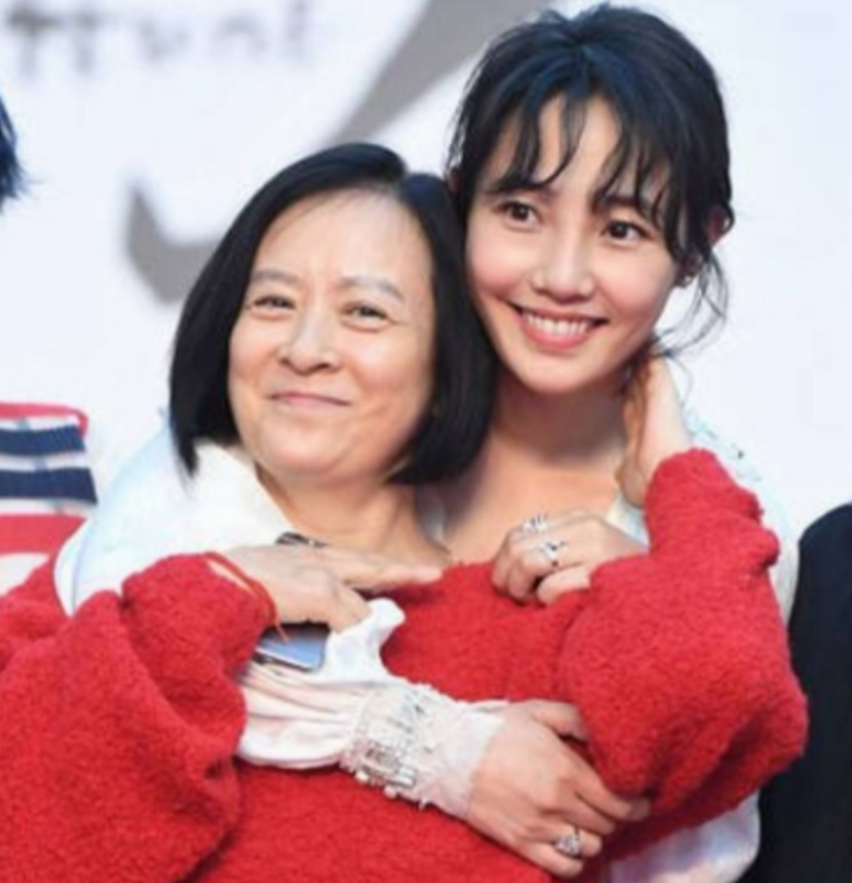 回顾王京花丈夫是演员董志华结婚30年被宠成宝儿子是她的骄傲