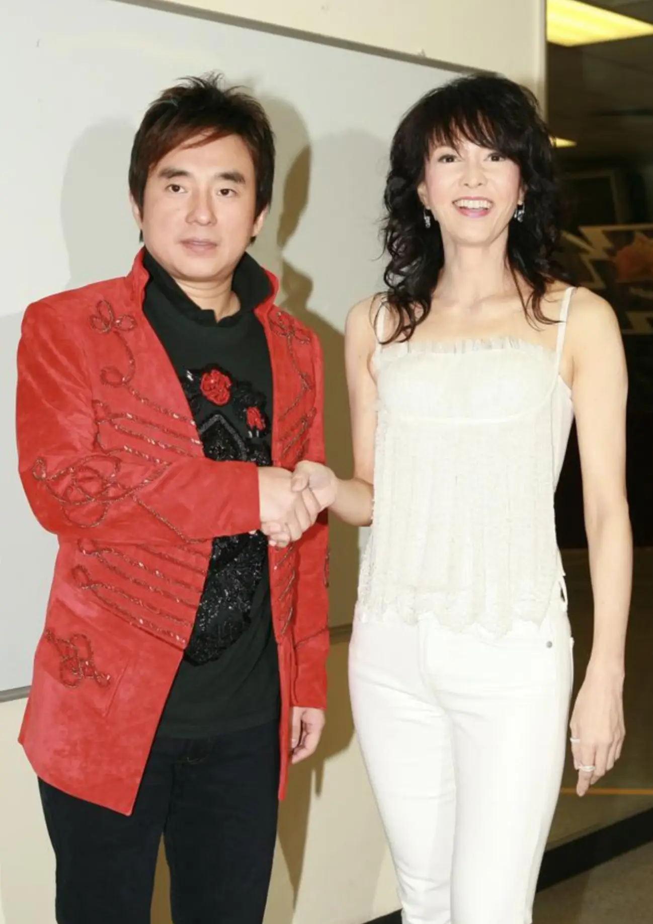 原创吕方晒七个月大女儿近照,怀抱女儿父爱满满,享受做父亲有意再生