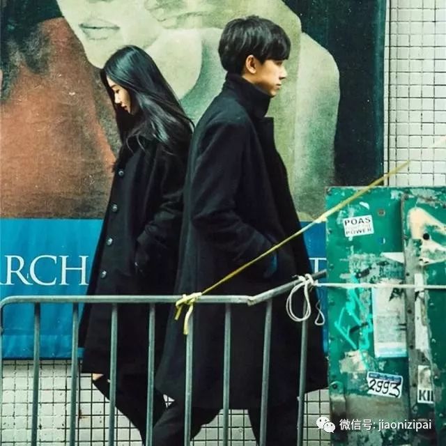 例如下图这样互相扮演一个过客擦肩而过,满满的电影感哦!