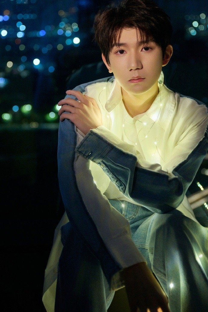 王源九宫格库存照9615  清爽男大穿搭帅气十足  周末快乐#王源