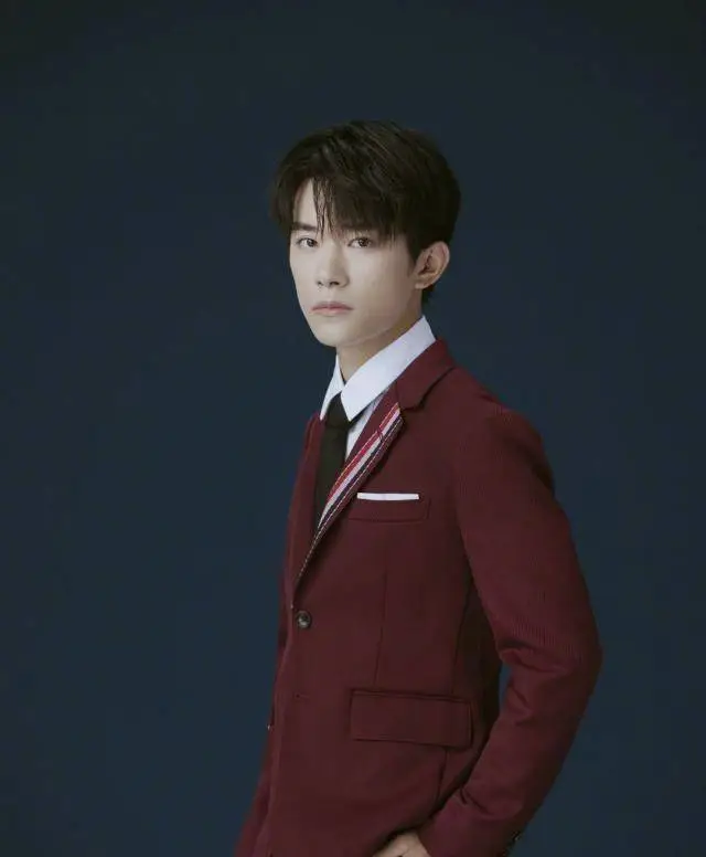 原创183cm肖战和176cm易烊千玺,同样搭配红西装,风格差距这么大?