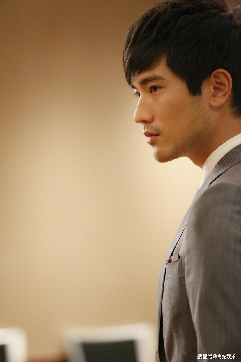 没有人跟他相比美,国内明星暗然失色高以翔越看越有魅力越看越喜欢