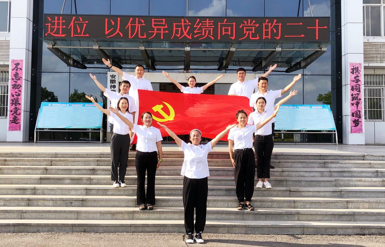 矿区广大团员青年开展我与党旗合个影主题活动