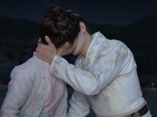 原创锦衣之下:任嘉伦谭松韵拍吻戏,借位明显,"屋顶吻"用了吻替?