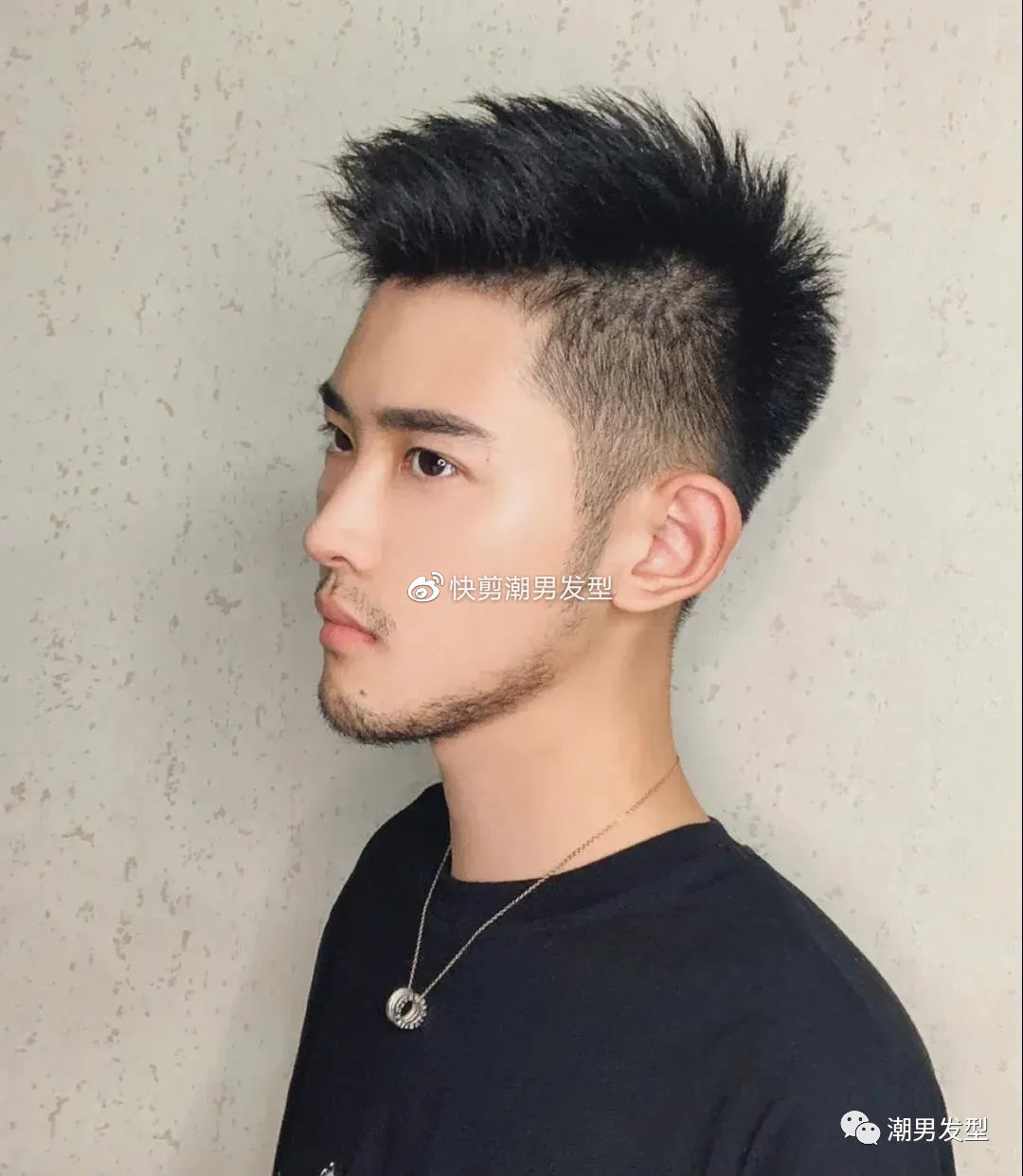 在彰显出男生不一样的独特风范的同时,整个发型也非常显精神帅气,无论