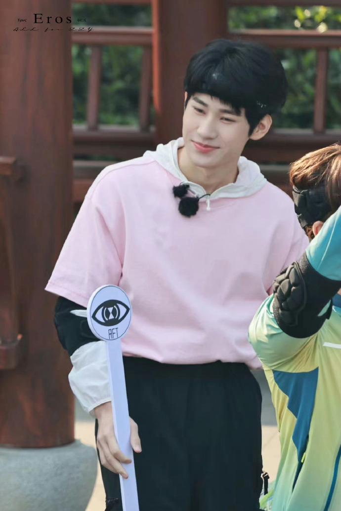 张真源全员加速中饭拍##张真源发带造型