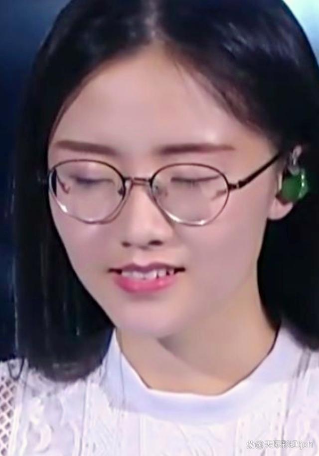 郭沁参加《中国新歌声第二季》,凭借演唱《美若黎明》加入那英战队