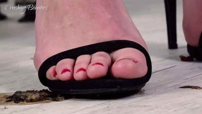 美女性感高跟凉鞋踩扁小螃蟹