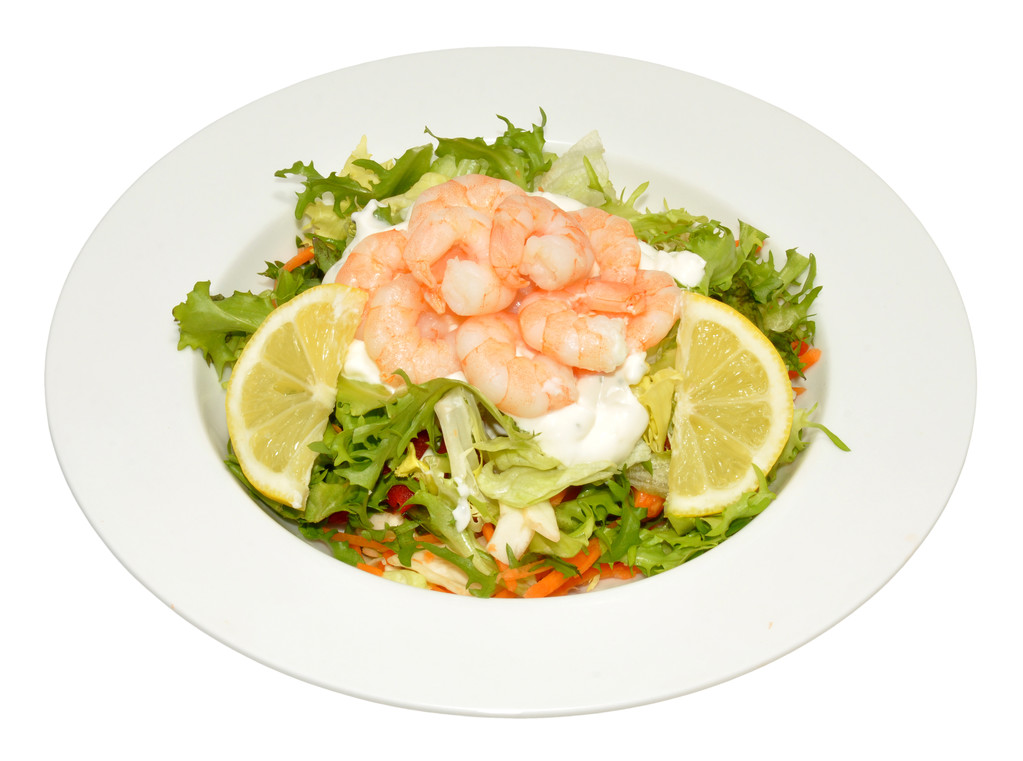 鲜虾沙拉,一盘新鲜的沙拉叶和粉红色的剥的虾,在一个白色的碗里.