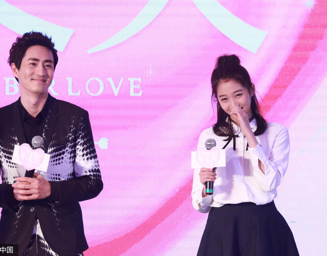 关晓彤穿学生装乖巧可爱 获前辈握手热聊