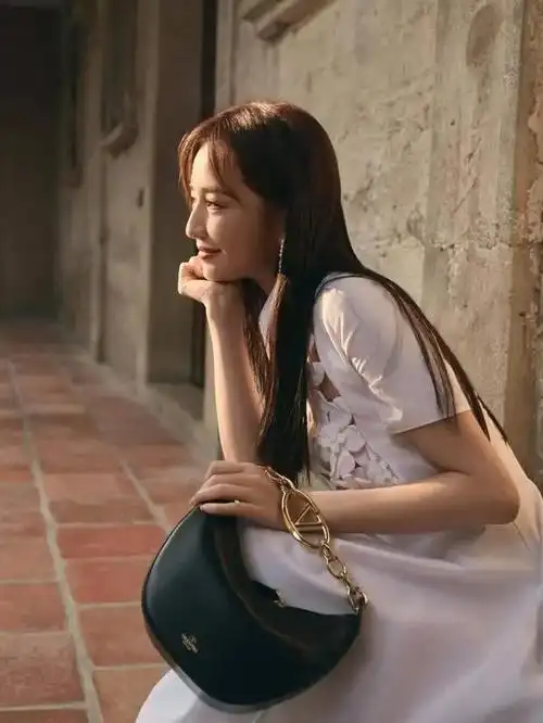 佟丽娅侧颜优越.佟丽娅仰望天空.