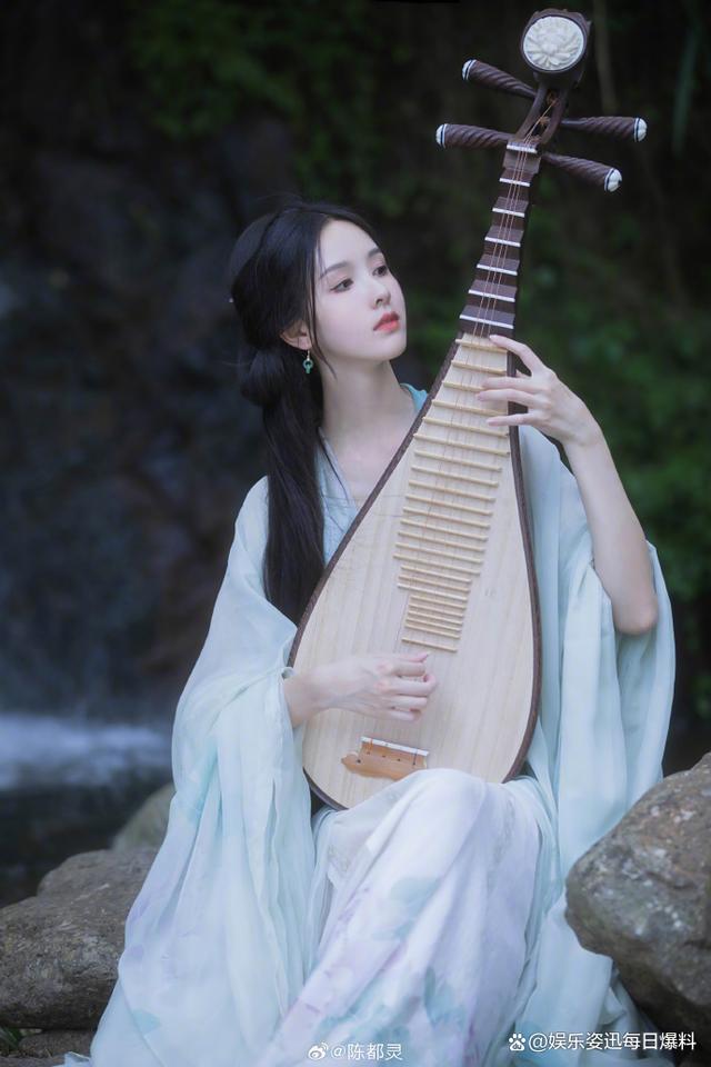 古装剧最强女配角横店白月光陈都灵古风美照,绿衫精灵又美又仙!