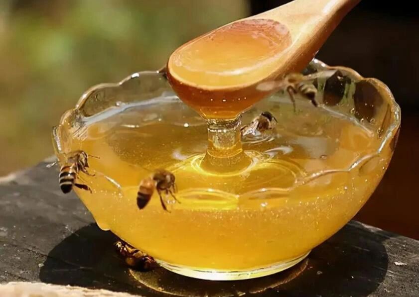 9797蜂蜜是蜜蜂采集植物的花蜜或分泌物,经过充分 	 酿造而成