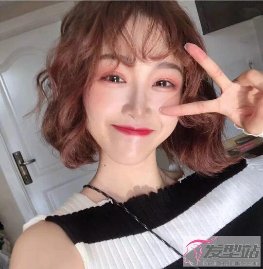 慵懒风短发微卷发型 随性自然自来卷也能驾驭