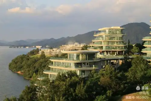 湖景房   在湖边 湖光山色之美  让人陶醉  山水相连  景色绝佳