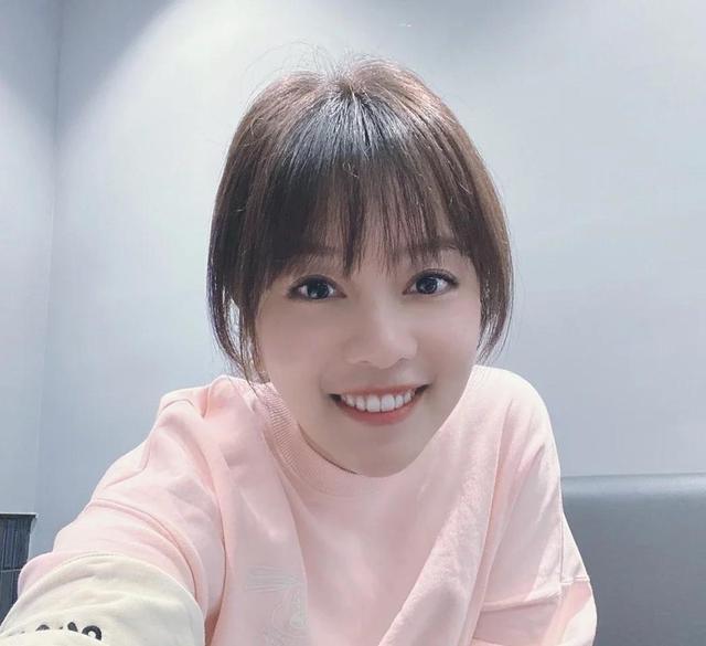 周渝民为妻子过35周岁大寿,6岁的小女孩照了一张甜美的照片