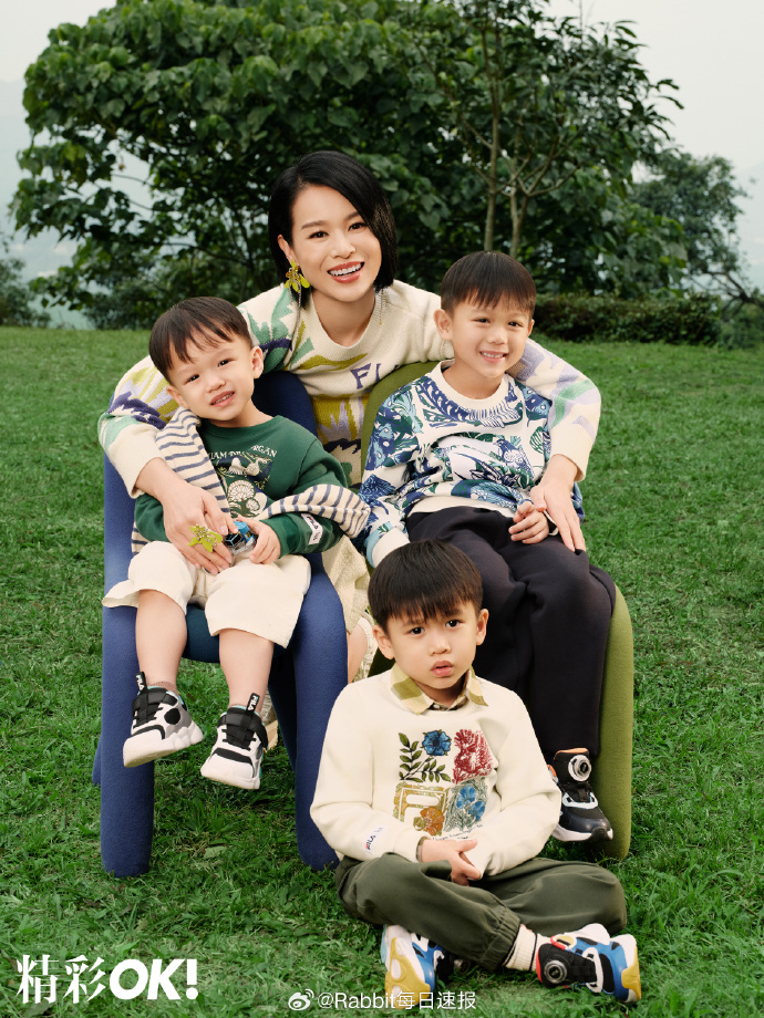 胡杏儿三子首度同框贺新春#,画面十分美好,恭喜胡杏儿三胎愿望梦想