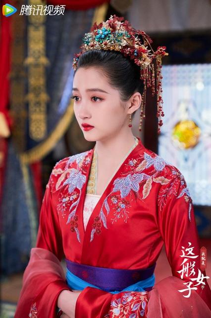 关晓彤在《凤囚凰》之后终于又演古装剧,她在《凤囚凰》的古装扮相丑