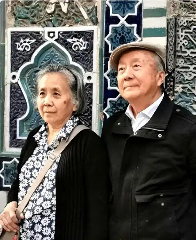 著名女导演王好为与摄影家丈夫无儿无女晚年与猫狗为伴