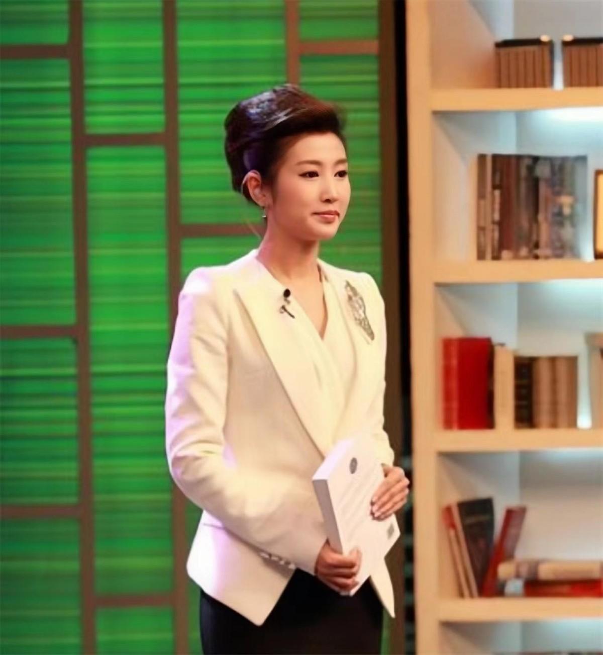 回顾主持人春妮坚持丁克二婚嫁给刚强如今一家三口幸福甜蜜