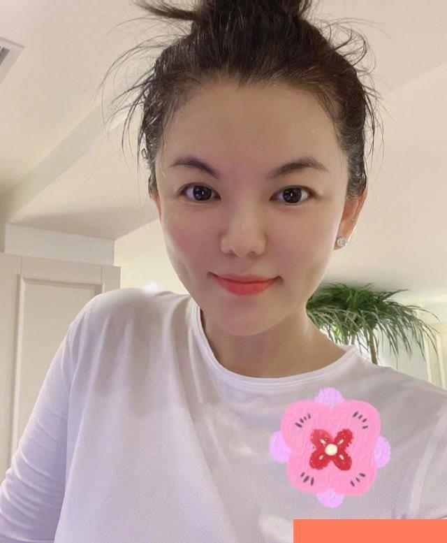 李湘近照:瘦出尖下巴酒窝好迷人,晒奢华珠宝价值不菲_减肥_网友_身材