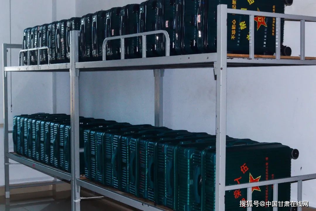 武警甘肃总队新兵团:橄榄新枝|内务卫生"变形记"_军人_宿舍_整理