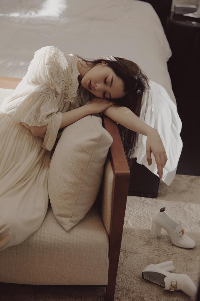 欧阳娜娜身着米色睡裙 温柔慵懒眼神撩人