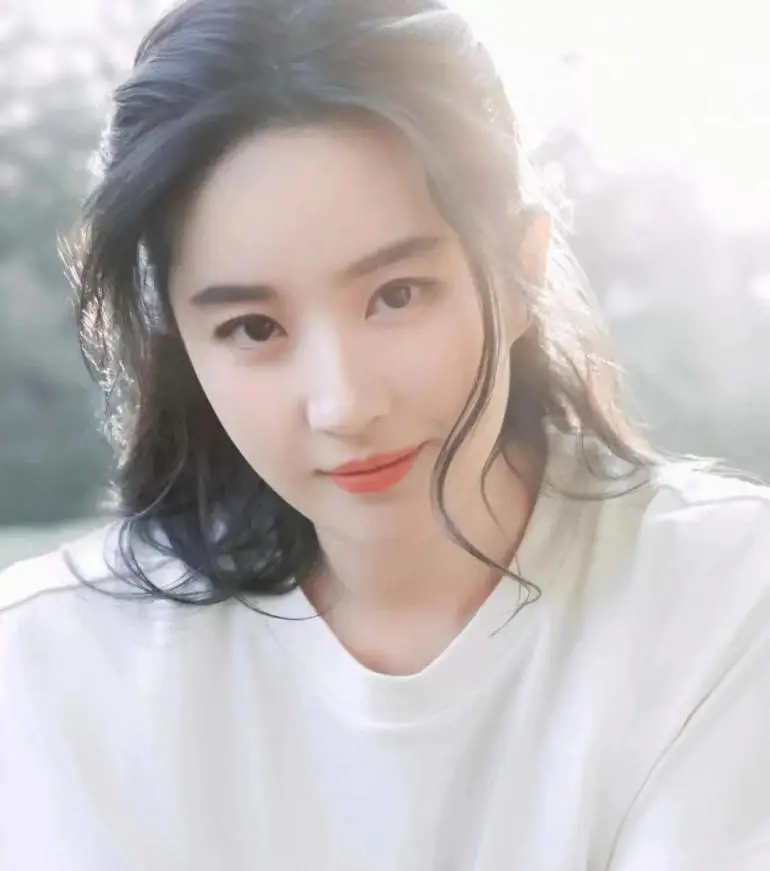 "神仙姐姐"刘亦菲的大腿,撕破多少女明星的"虚伪的面具"_外貌_态度